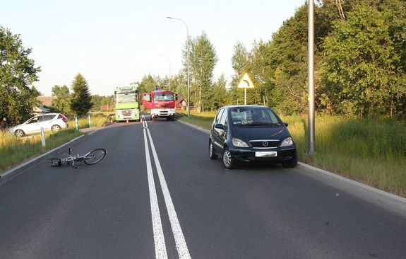 Wypadek drogowy na tarnobrzeskiej obwodnicy. Kierująca osobowym mercedesem zderzyła się z rowerzystą