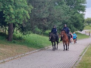 Policjanci na koniach na czele sztafety.