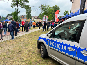 Zdjęcie przedstawiają udział policjantów z leżajskiej komendy podczas obchodów 80. rocznicy pacyfikacji mieszkańców Woli Zarczyckiej.