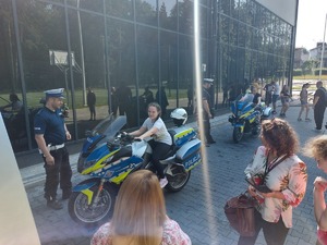 Policjanci prezentują dzieciom policyjne motocykle