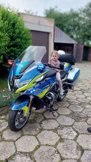 dziewczynka siedzi na motocyklu policyjnym