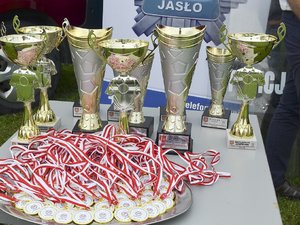 Puchary oraz medale na stoliku