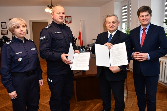 Komendant Wojewódzki Policji w Rzeszowie podpisuje porozumienie razem z zaproszonymi gośćmi.