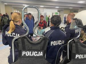 Policjanci i policyjni kontrterroryści podczas spotkania z młodzieżą na policyjnym stoisku na targach pracy