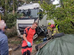 Na zdjęciu pojazd biorący udział w wypadku w Tyczynie oraz służby ratunkowe.