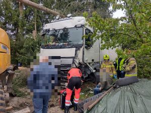 Na zdjęciu pojazd biorący udział w wypadku w Tyczynie oraz służby ratunkowe.