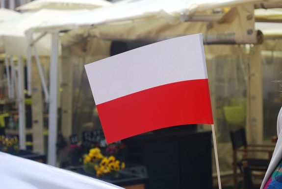 Na zdjęciu flaga Rzeczypospolitej Polskiej.