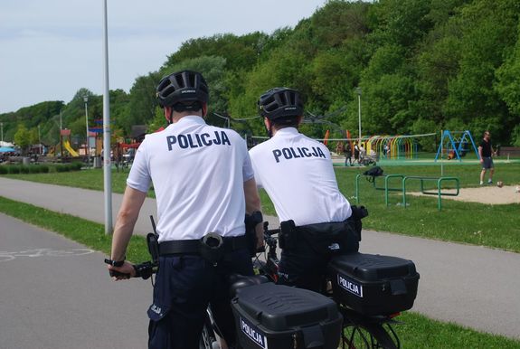 Na zdjęciu policyjny rowerowy partol.
