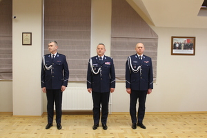 Od lewej strony zdjęcia stoi: młodszy inspektor Marek Śliwiński, inspektor Jarosław Tokarczyk, inspektor Mirosław Wośko
