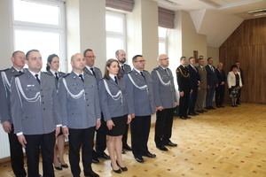 Zdjęcie przedstawia zebranych na uroczystości gości, w pierwszej kolejności widać od lewej w dwuszeregów funkcjonariuszy Komendy Powiatowej Policji w Brzozowie a dalej w tle ubranych po cywilnemu przedstawicieli samorządów i instytucji