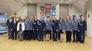 Zdjęcie grupowe osób biorących udział w uroczystości objęcia stanowiska służbowego przez pełniącego obowiązki Komendanta Powiatowego Policji w Brzozowie inspektora Mirosława Wośko