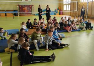Dzieci na hali sportowej podczas spotkania