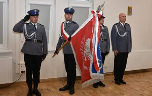 Na zdjęciu policjanci w umundurowaniu służbowym wyjściowym i sztandar Komendy Powiatowej Policji w Lubaczowie.