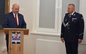 Na zdjęciu Starosta powiatowy, który przemawia i Komendant Powiatowy Policji w Lubaczowie.
